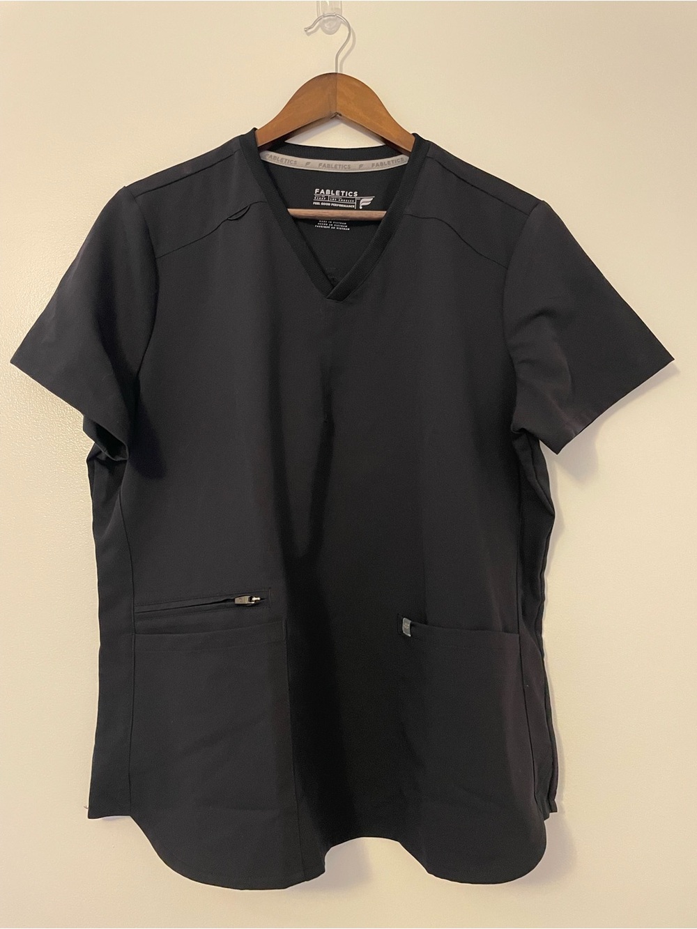 Fabletics Women’s Mode 4-Pocket Scrub Top XL